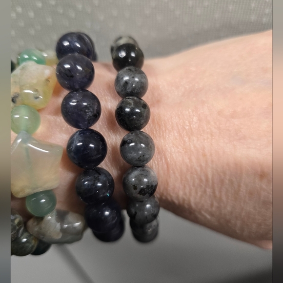 10mm Black Labradorite Larvakite Bracelet - Picture 4 of 5